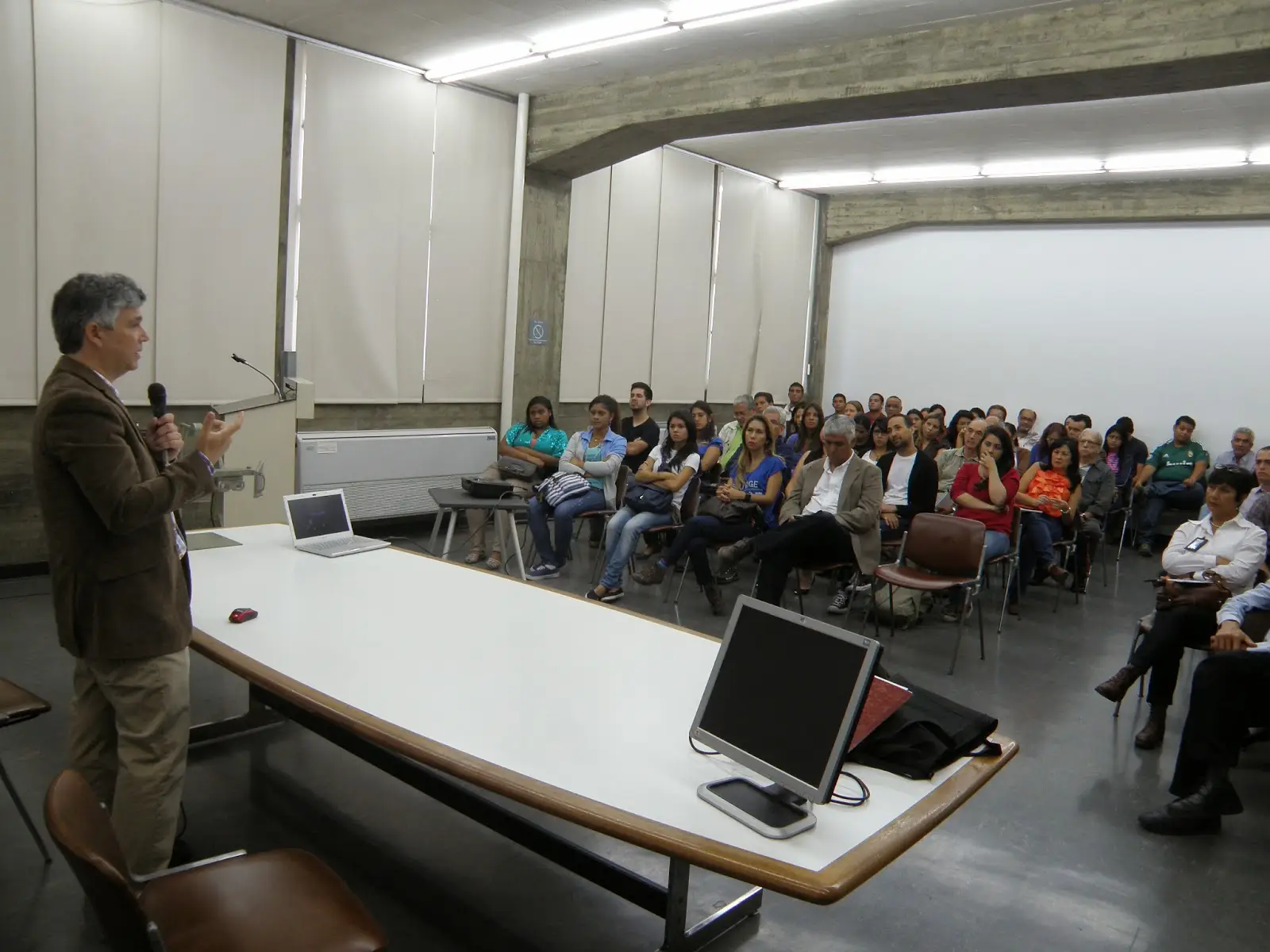Equipo de Cartogeo trabajando en un proyecto de Geomática con drones y tecnología GNSS.